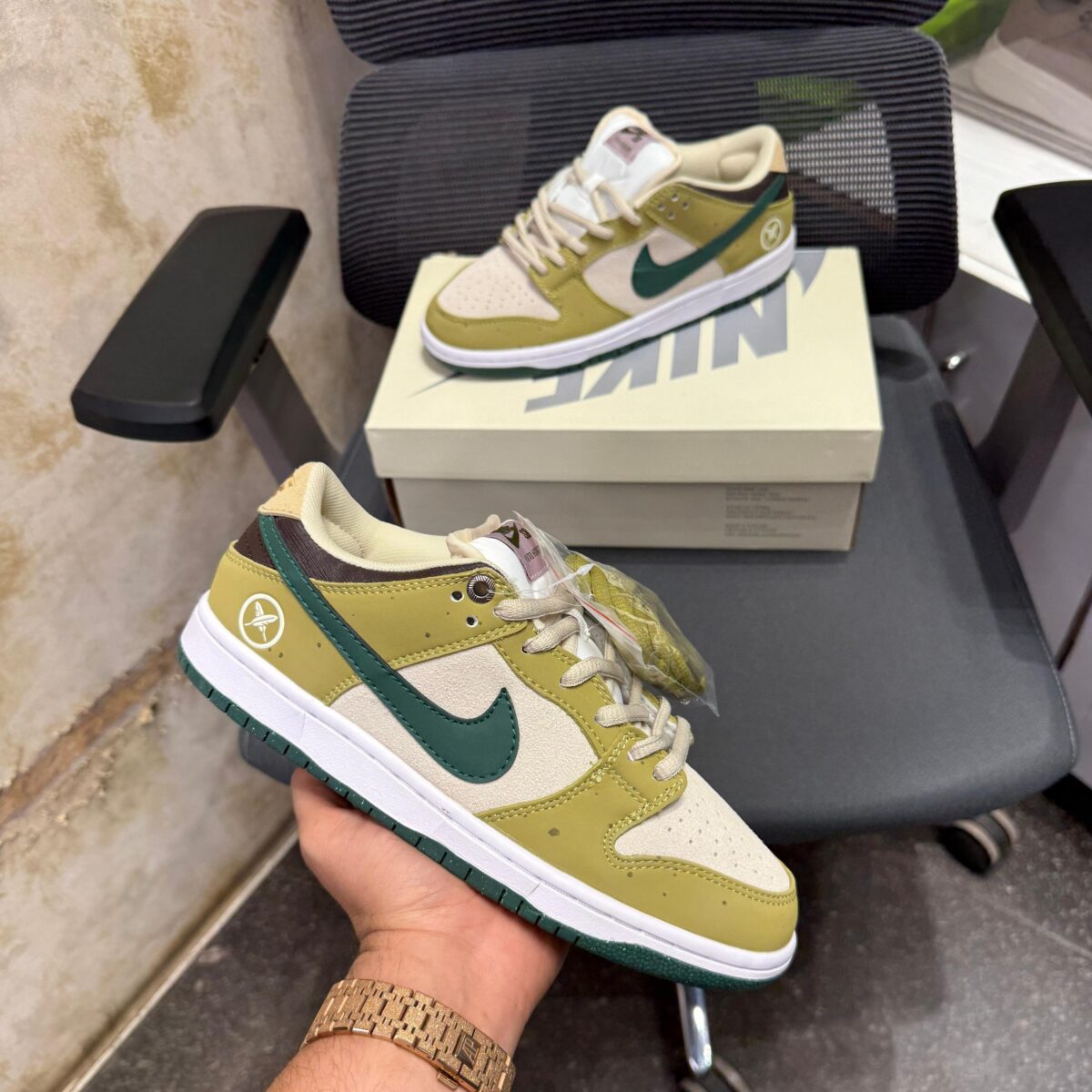 NIKEE SB DUNK LOW X YUTO HORIGOME MATCHA - Image 1