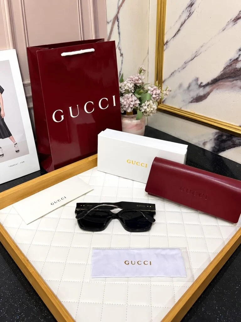 Sunglasses with box, pouch and cleaning cloth
